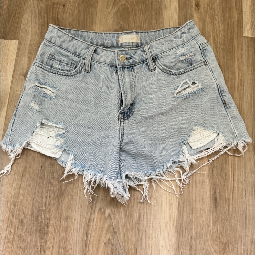 Ripped mid waisted shorts